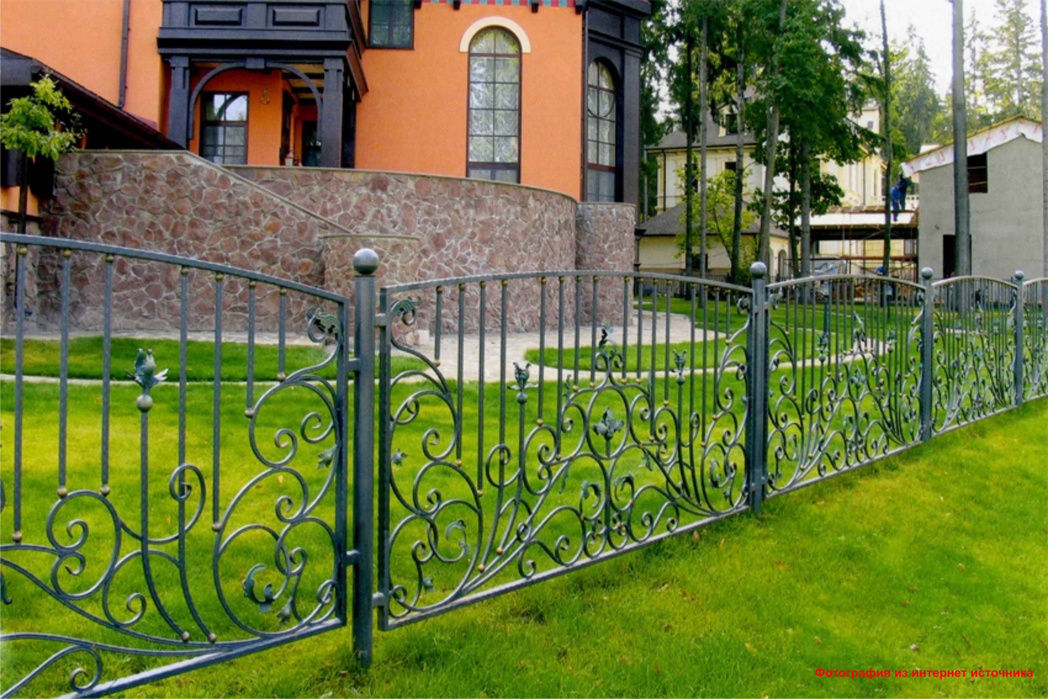Металлические заборы купить москва. Кованый забор. Кованые заборы для частного дома. Красивый металлический забор.